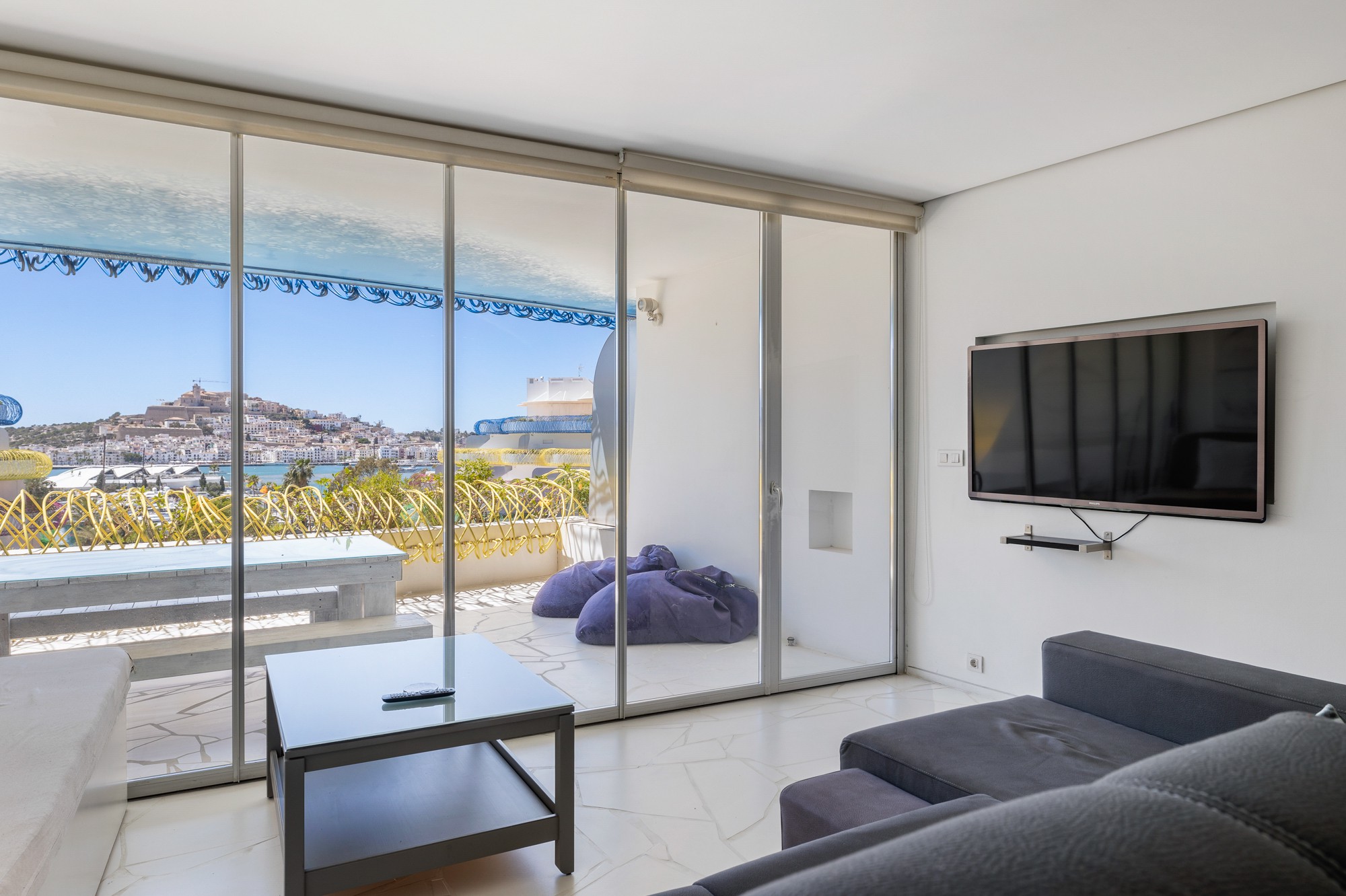 Modern penthouse with incredible views of the port and Dalt Vila - 4