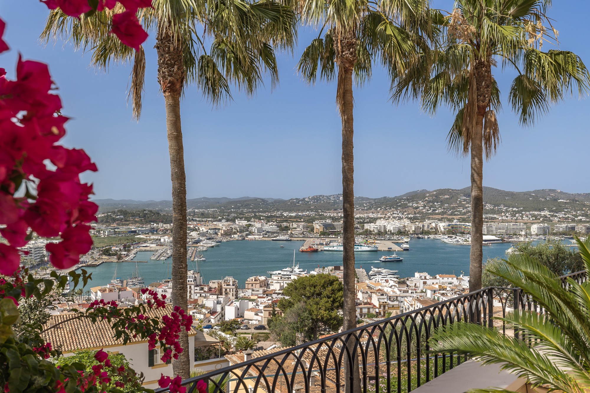 Exclusive apartment with large terrace in Dalt Vila - 1