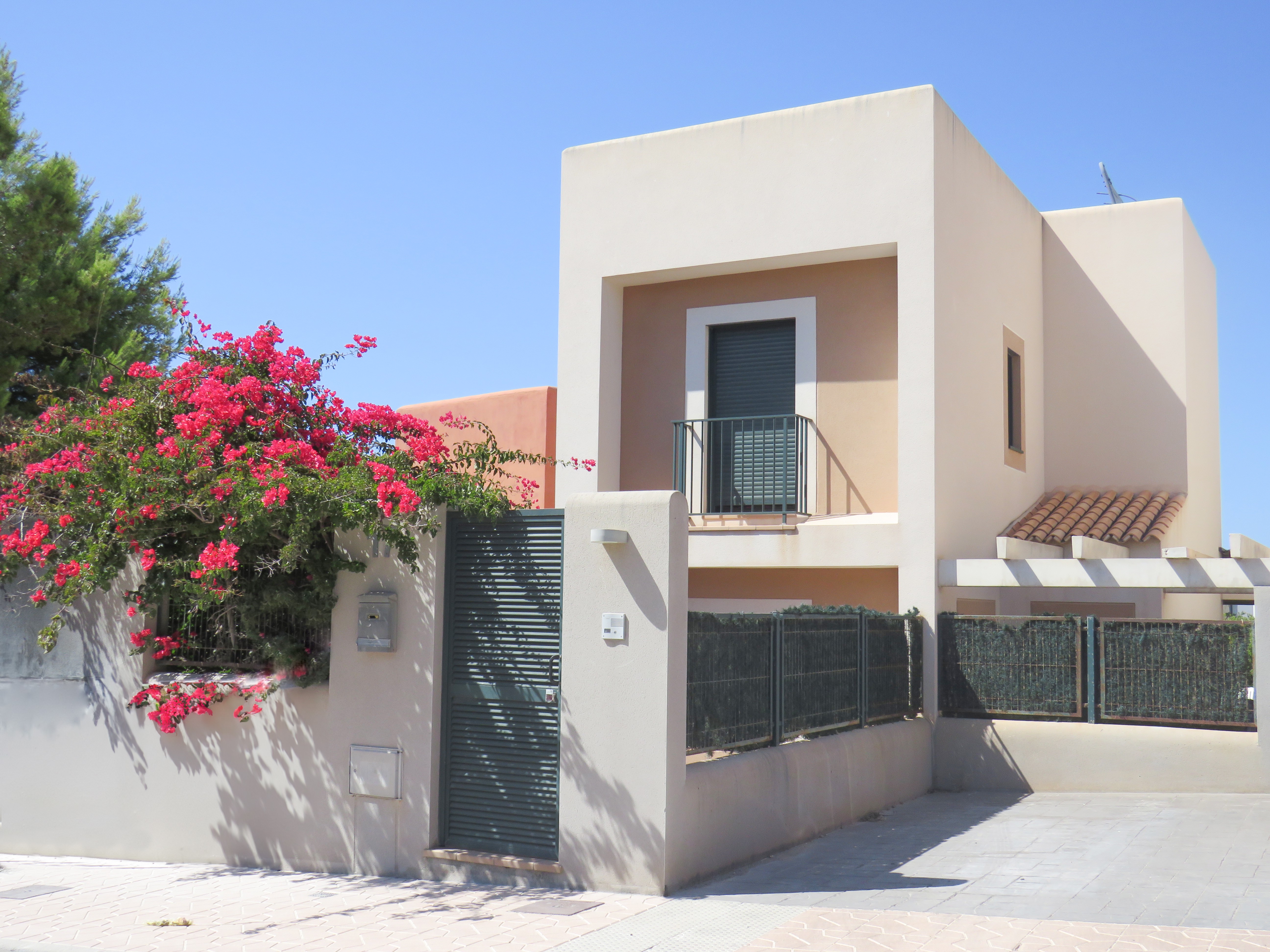 House in Urbanization in walking distance to the beach, with private garden and rental licence
