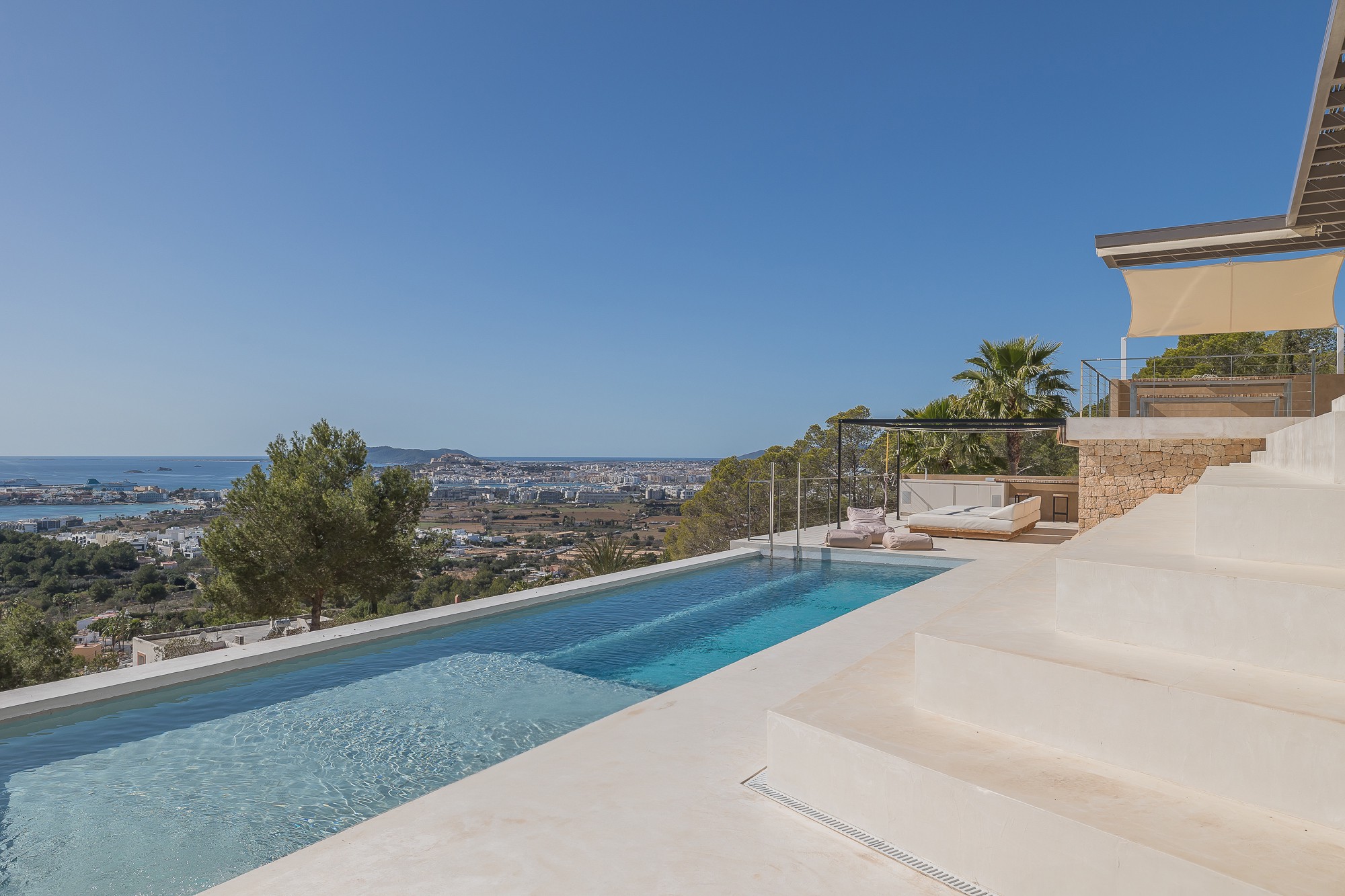 Mediterrane Villa mit Panoramablick auf das Meer in Can Rimbau - 2