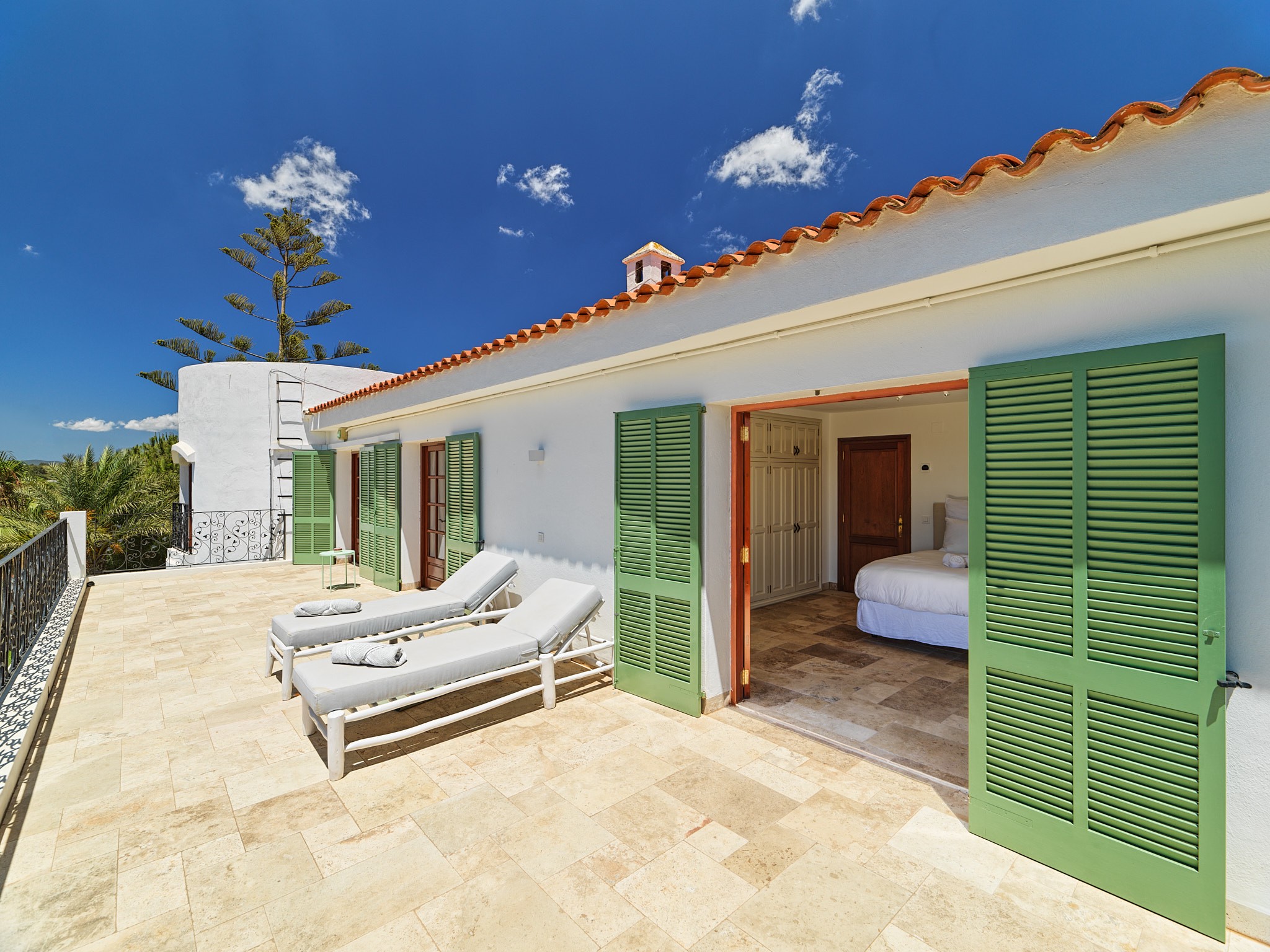 Spacious modern villa with sea views and rental licence - 18
