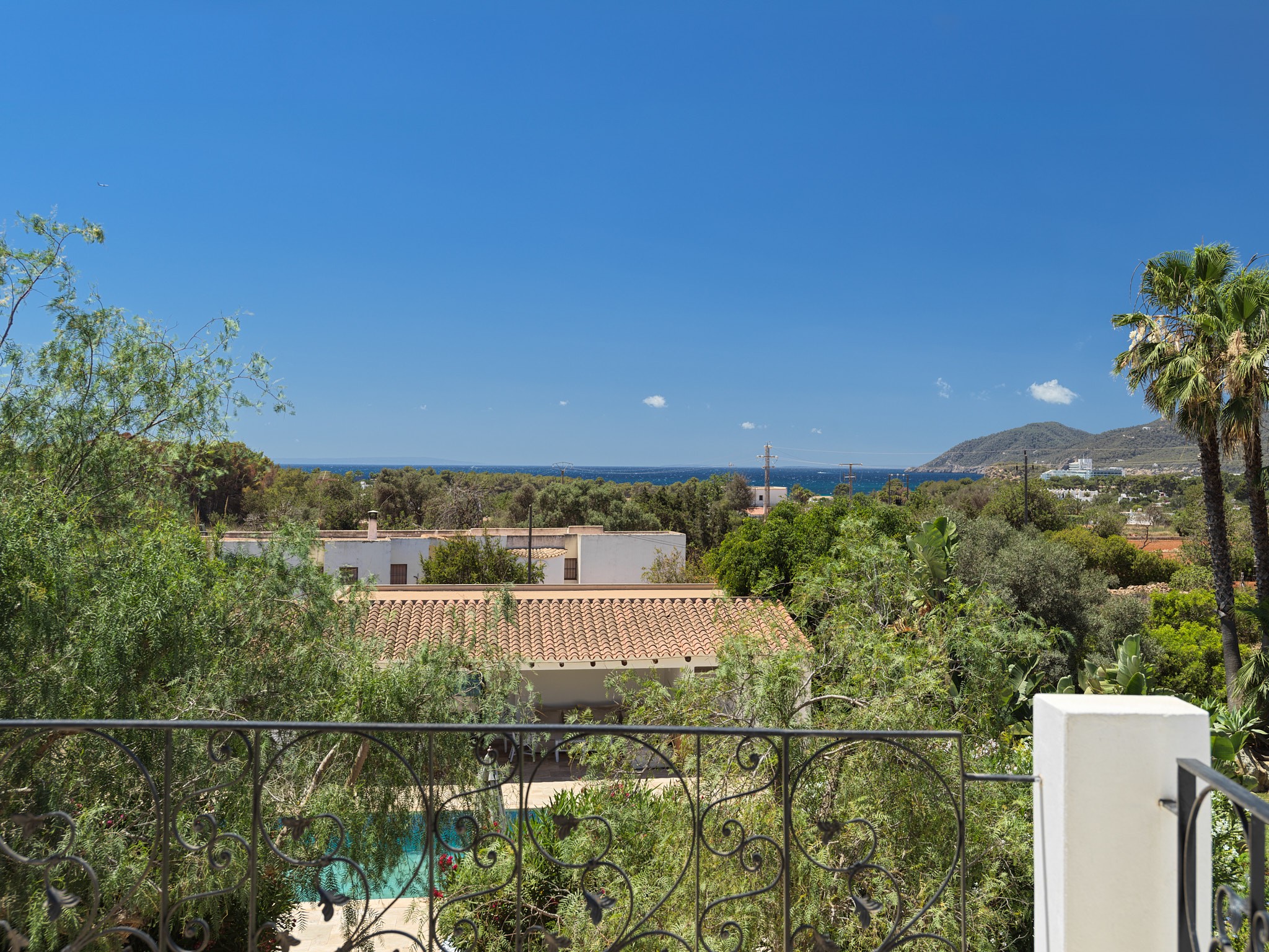 Spacious modern villa with sea views and rental licence - 4