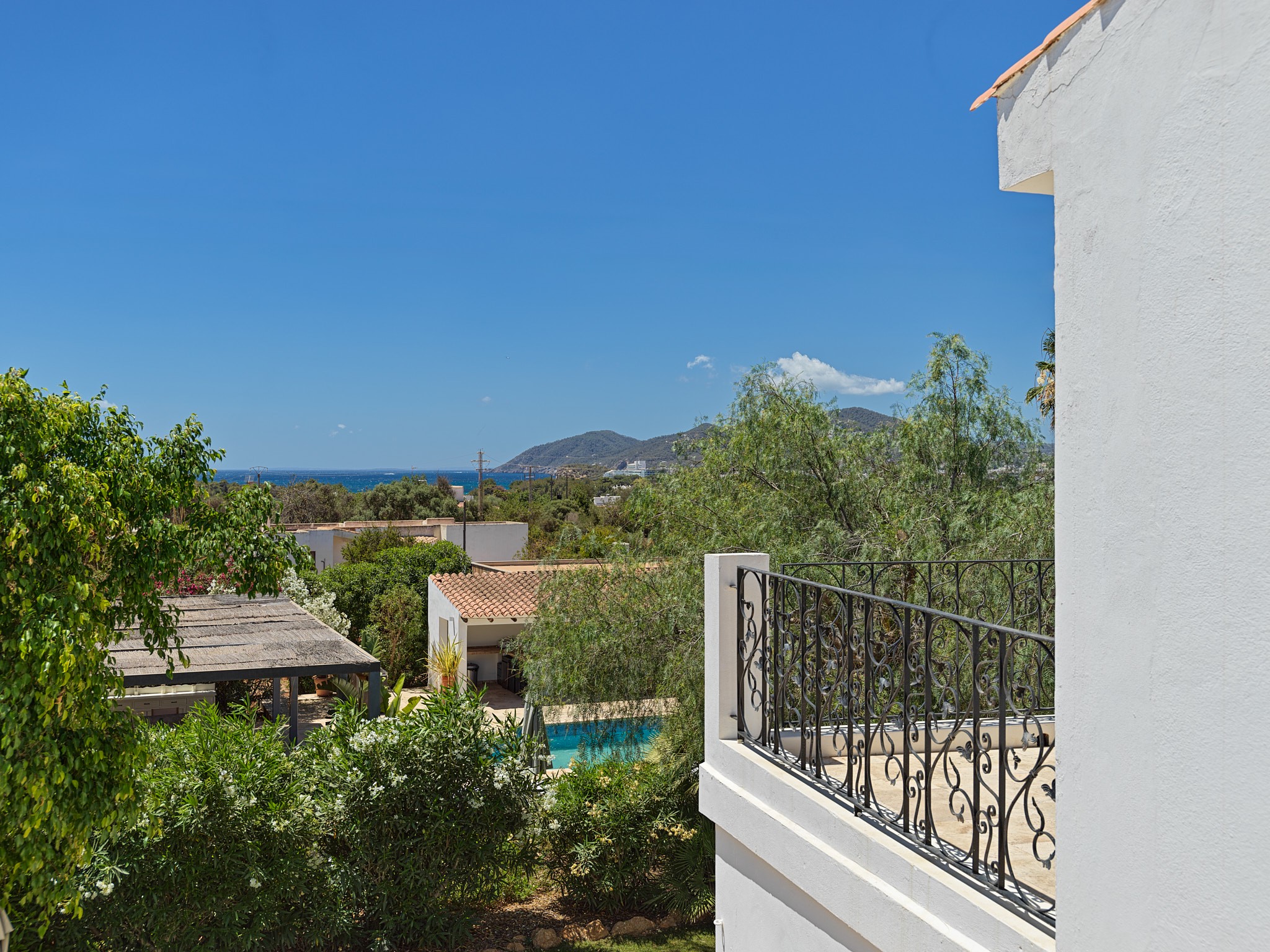 Spacious modern villa with sea views and rental licence - 26