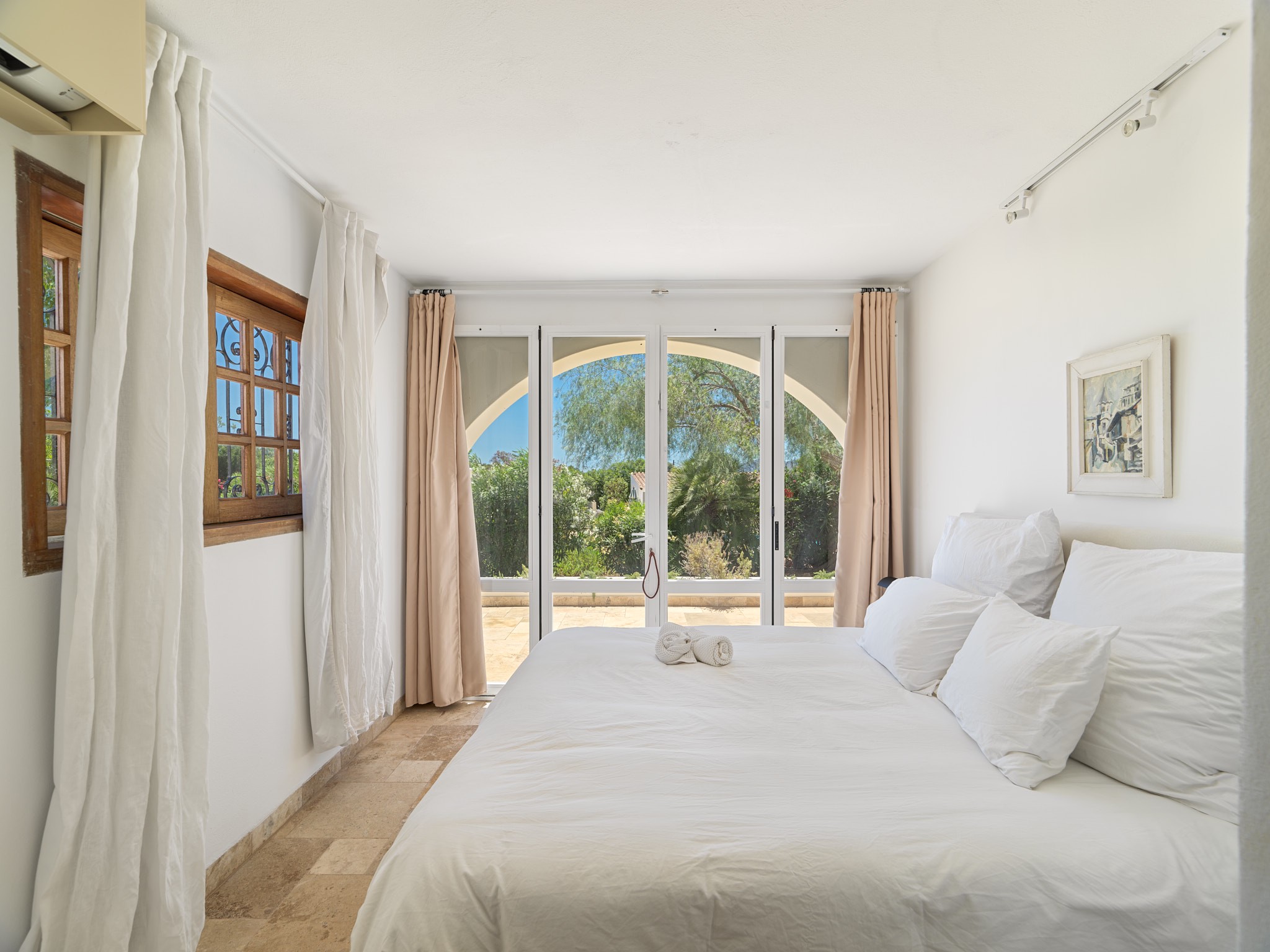 Spacious modern villa with sea views and rental licence - 24
