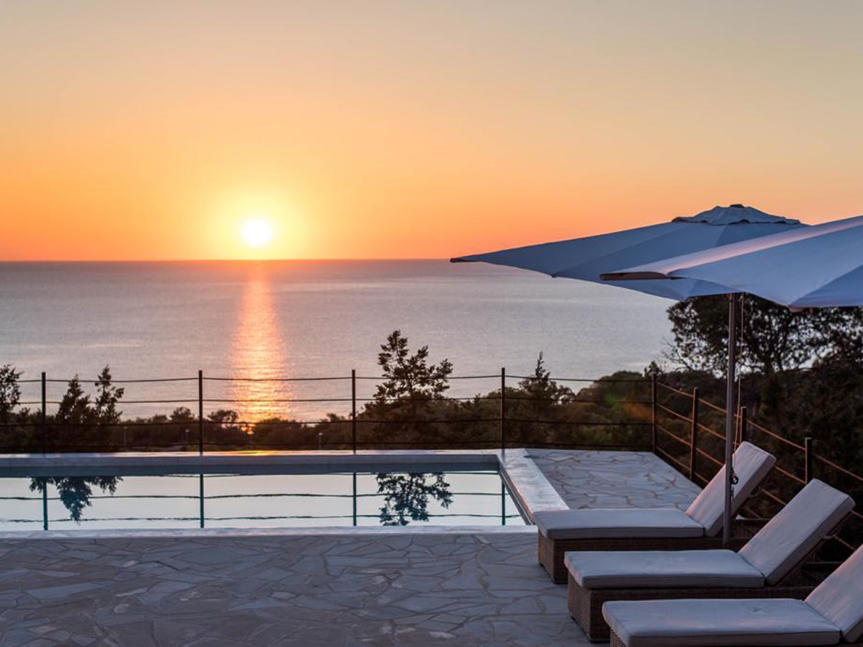Stylish renovated villa with best sea views