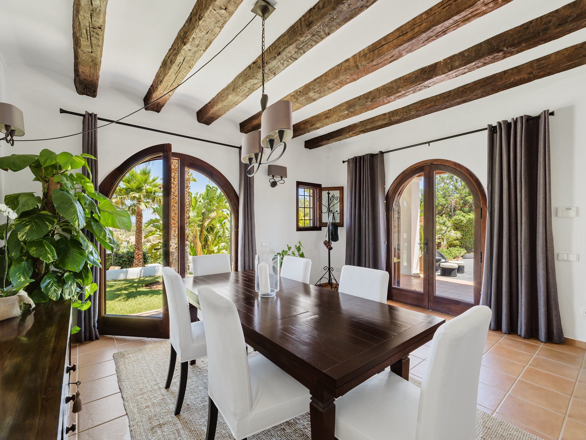 Perfectly maintained finca-style villa in central location - 6