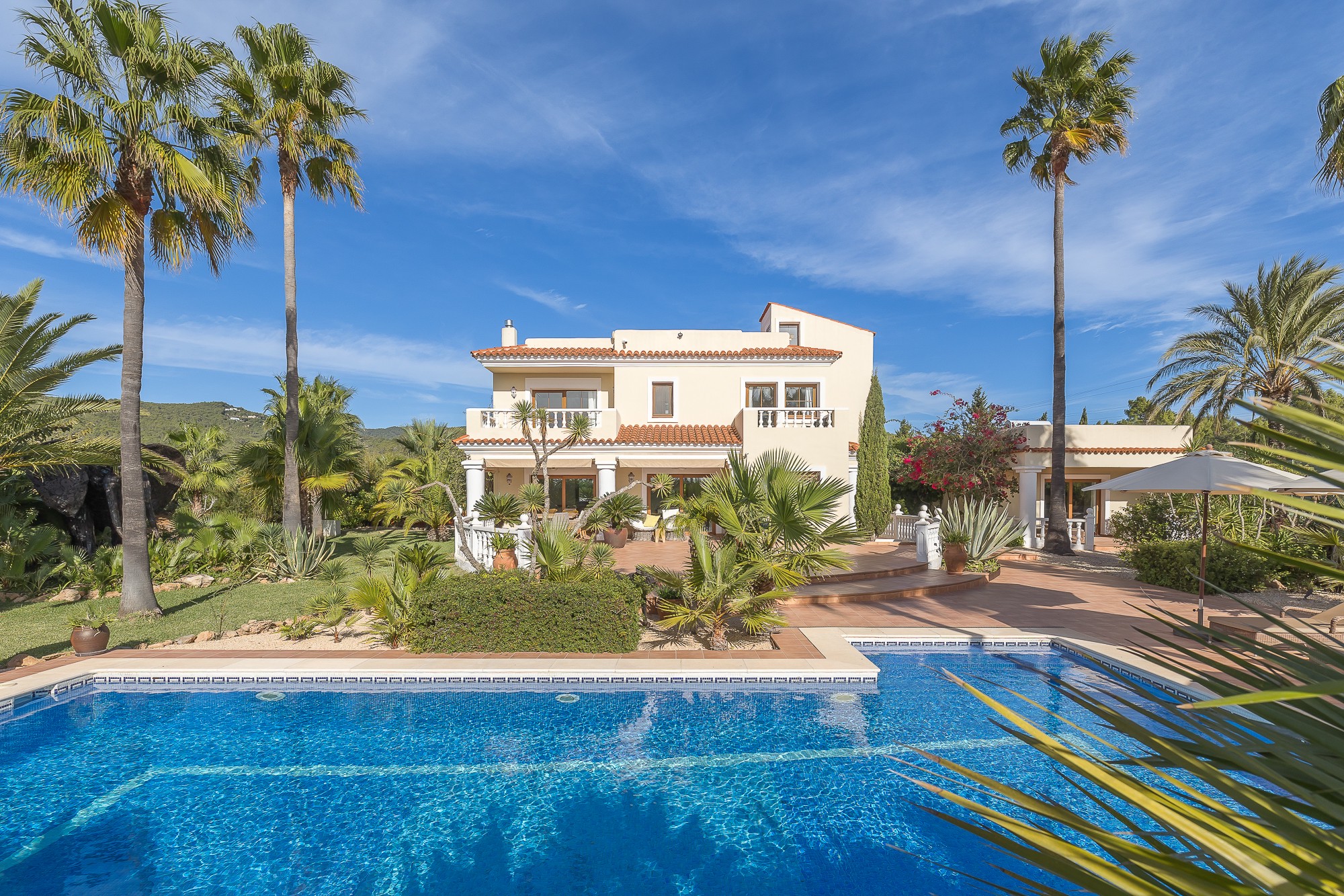 Elegante villa mediterránea en zona tranquila cerca de Ibiza ciudad