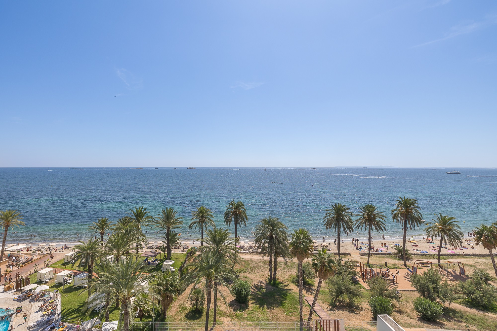 Penthouse in erster Strandlinie in erstklassige Lage nahe Ibiza Stadt