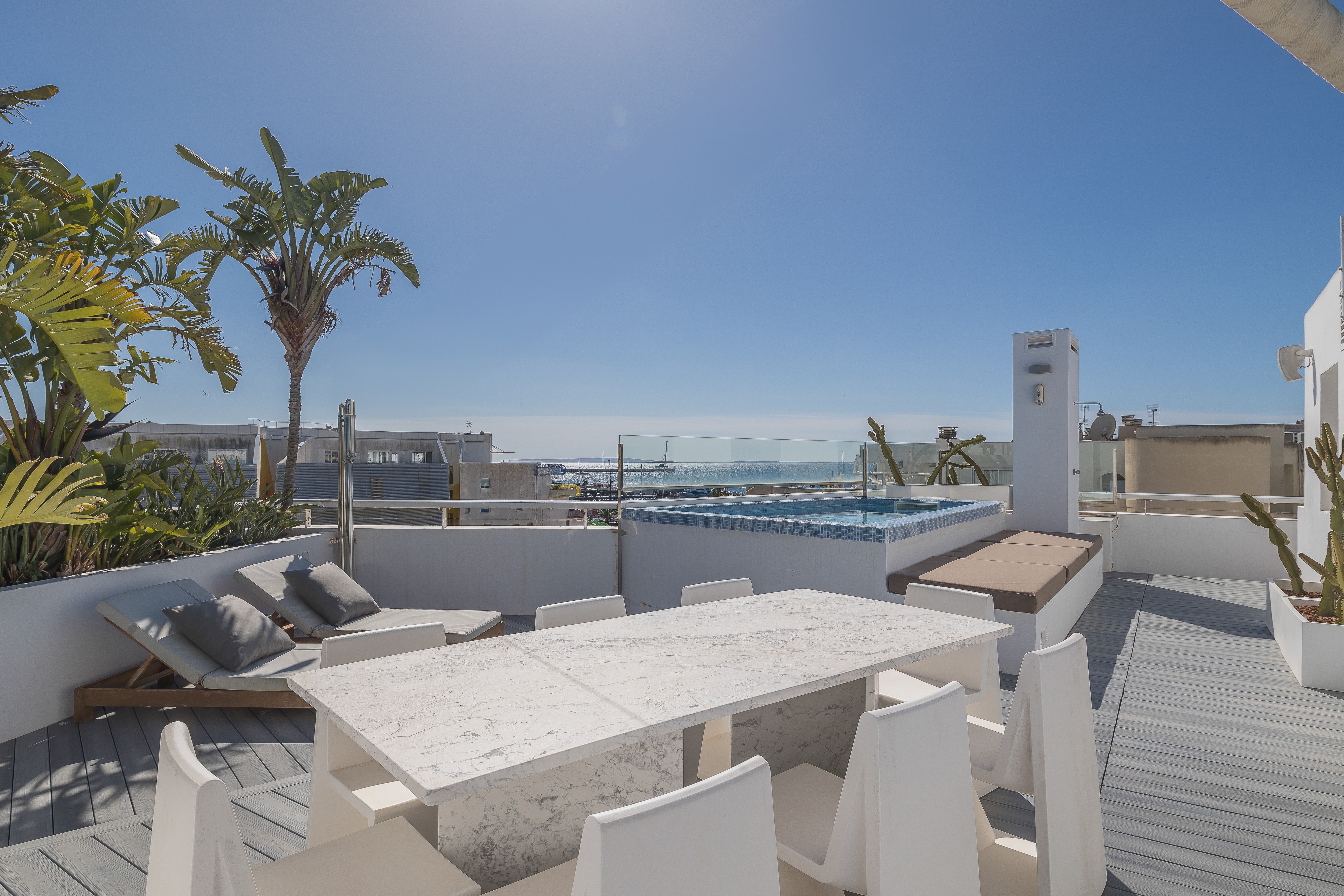 Ático con enorme terraza y piscina privada en Patio Blanco