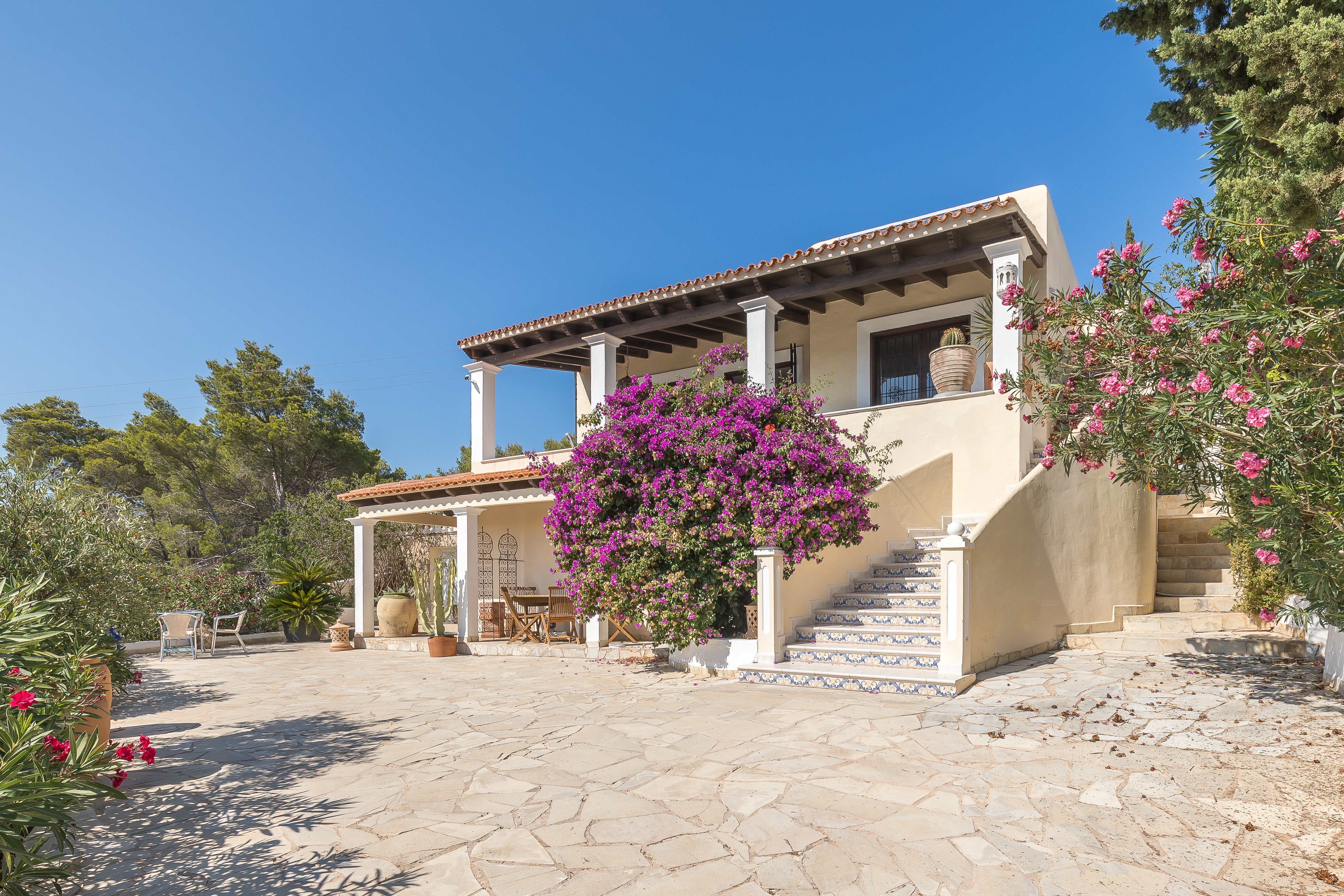 Well maintained villa with sea view